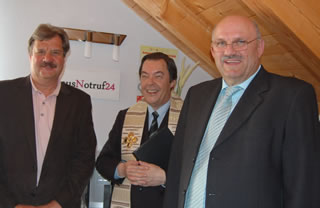 Bürgermeister Hans Daferner und Pfarrer Josef Kurz gratulierten
Hans-Werner Schrepel zur Eröffnung seiner Firma (v. l.).